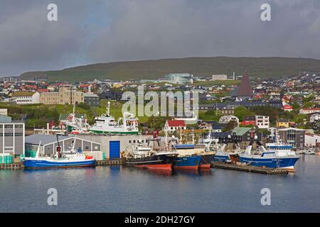 Fischerboote im Hafen von Torshavn, Hauptstadt und größte Stadt der Färöer Inseln / Färöer Inseln auf der Insel Streymoy Stockfoto