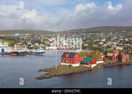 Blick über Tinganes mit Regierungsgebäuden in der Hauptstadt Stadt Torshavn der Färöer Inseln / Färöer Inseln auf Die Insel Streymoy Stockfoto