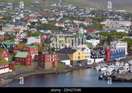 Blick über Torshavn, Hauptstadt und größte Stadt der Färöer-Inseln / Färöer-Inseln auf der Insel Streymoy Stockfoto