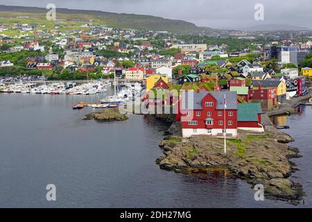 Blick über Tinganes mit Regierungsgebäuden in der Hauptstadt Stadt Torshavn der Färöer Inseln / Färöer Inseln auf Die Insel Streymoy Stockfoto