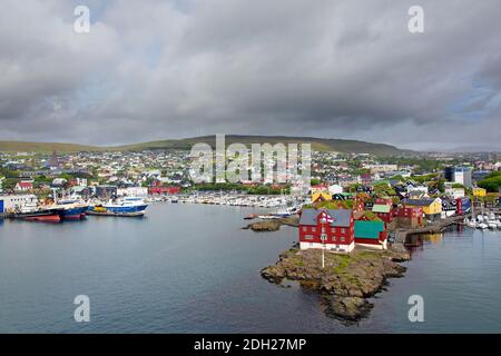 Blick über Tinganes mit Regierungsgebäuden in der Hauptstadt Stadt Torshavn der Färöer Inseln / Färöer Inseln auf Die Insel Streymoy Stockfoto