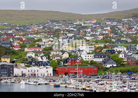 Blick über den Hafen / Yachthafen von Torshavn, Hauptstadt und größte Stadt der Färöer-Inseln / Färöer-Inseln auf der Insel Streymoy Stockfoto