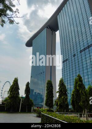 SINGAPUR - 7. Mai 2017: Ikonische Hochhausarchitektur mit dem Marina Bay Sands Luxushotel. Stockfoto
