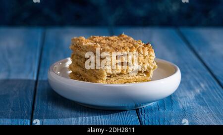Ein kleines Stück geschichteten Kuchen mit Creme napoleon selektiven Fokus Foto. Stockfoto