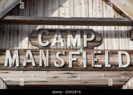 Holzhütte im verlassenen Marmorbruch in Camp Mansfield / NY London bei NY-Alesund, Blomstrandhalvøya, Kongsfjorden, Svalbard / Spitzbergen, Norwegen Stockfoto