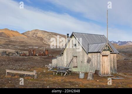 Holzhütte im verlassenen Marmorbruch in Camp Mansfield / NY London bei NY-Alesund, Blomstrandhalvøya, Kongsfjorden, Svalbard / Spitzbergen, Norwegen Stockfoto