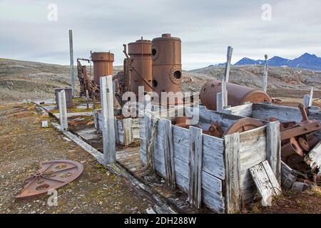 Dampfkessel im verlassenen Marmorbruch Camp Mansfield / NY London bei NY-Alesund, Blomstrandhalvøya, Kongsfjorden, Svalbard / Spitzbergen, Norwegen Stockfoto