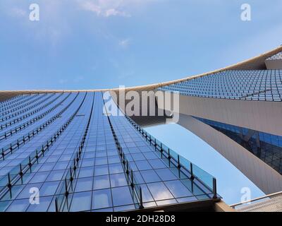 SINGAPUR - 7. Mai 2017: Ikonische Hochhausarchitektur mit dem Marina Bay Sands Luxushotel. Stockfoto