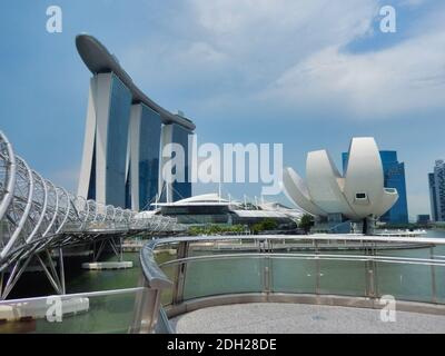 SINGAPUR, SINGAPUR - 6. Mai 2017: Marina Bay Sands Luxus-Komplex mit der DNA Helix Bridge und dem ArtScience Museum ikonische Lotus-Architektur. Stockfoto