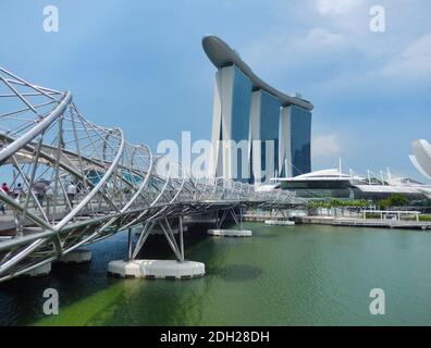 SINGAPUR, SINGAPUR - 6. Mai 2017: Marina Bay Sands Luxus-Komplex mit der DNA Helix Bridge Stockfoto