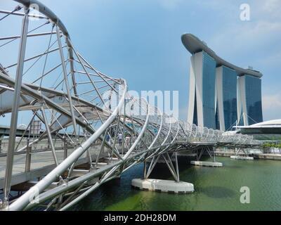 SINGAPUR, SINGAPUR - 6. Mai 2017: Marina Bay Sands Luxus-Komplex mit der DNA Helix Bridge und dem ArtScience Museum ikonische Lotus-Architektur. Stockfoto