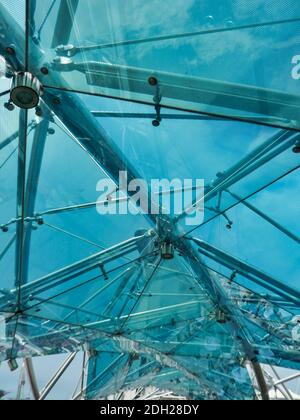 SINGAPUR, SINGAPUR - 6. Mai 2017: Marina Bay Sands Luxus-Komplex von der legendären DNA Helix Bridge aus gesehen. Stockfoto