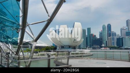 SINGAPUR, SINGAPUR - 6. Mai 2017: Marina Bay Sands Luxus-Komplex mit der DNA Helix Bridge und dem ArtScience Museum ikonische Lotus-Architektur. Stockfoto