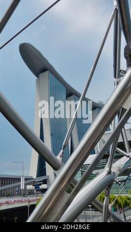 SINGAPUR, SINGAPUR - 6. Mai 2017: Marina Bay Sands Luxus-Komplex von der legendären DNA Helix Bridge aus gesehen. Stockfoto