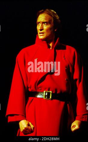 Charles Dance (Coriolanus) in CORIOLANUS von Shakespeare an der Royal Shakespeare Company (RSC), Royal Shakespeare Theatre, Stratford-upon-Avon, England 05/12/1989 Design: Christopher Morley Kämpfe: Malcom Ranson Regie: Terry Hands with John Barton Stockfoto