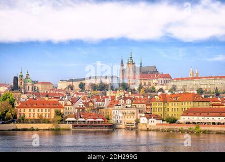 Panorama der Altstadt von Prag vom Altstädter Brückenturm. Stockfoto