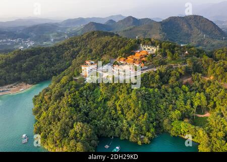 Luftaufnahme des Sun Moon Lake mit Wen Wu Tempel Stockfoto