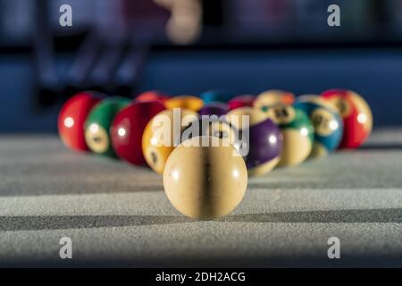 Ein zerrissene Dreieck von Billardkugeln bereit für EINE Spiel Im Pool Stockfoto