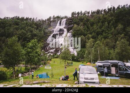 Tvinde Camping Zelte auf dem Hintergrund eines Wasserfalls Tvindefossen in Norwegen bei Voss. Campingplatz in den norwegischen Fjorden Stockfoto