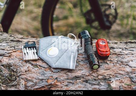 Fahrrad Reifenschlauch Reifenpanne Reparatur-Tool-Kit. Artikel Ersatz und Werkzeuge für ein sicheres Radfahren. Gesichtsmaske, mit Filter PM 2.5. Grippe-Epi Stockfoto