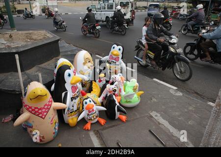 Poolspielzeug zum Verkauf auf dem Bürgersteig an der belebten Kreuzung neben dem Alun Alun Utara Platz in Yogyakarta in Zentral-Java, Indonesien. Stockfoto