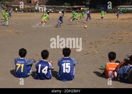 Kinder spielen Fußball auf dem Alun Alun Utara Platz in Yogyakarta in Zentral-Java, Indonesien. Stockfoto
