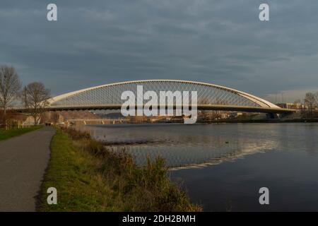 Neue Trojsky Brücke in Prag Holesovice Teil der Hauptstadt in Farbe sonnigen Herbstnachmittag Stockfoto