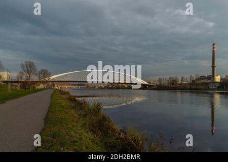 Neue Trojsky Brücke in Prag Holesovice Teil der Hauptstadt in Farbe sonnigen Herbstnachmittag Stockfoto