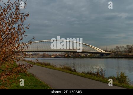 Neue Trojsky Brücke in Prag Holesovice Teil der Hauptstadt in Farbe sonnigen Herbstnachmittag Stockfoto