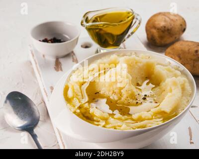 Kartoffelpüree auf Weiß konkreten Hintergrund Stockfoto