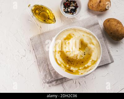Kartoffelpüree auf Weiß konkreten Hintergrund Stockfoto