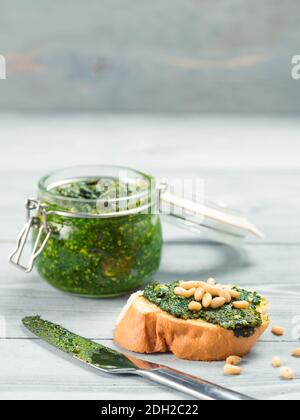 Baguette Brot mit frischem Pesto Stockfoto