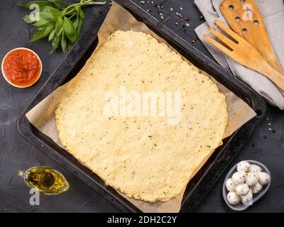 Hausgemachter Blumenkohl Pizza Kruste Teig mit Zutaten Stockfoto