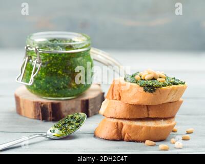 Baguette Brot mit frischem Pesto Stockfoto