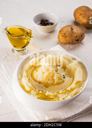 Kartoffelpüree auf Weiß konkreten Hintergrund Stockfoto