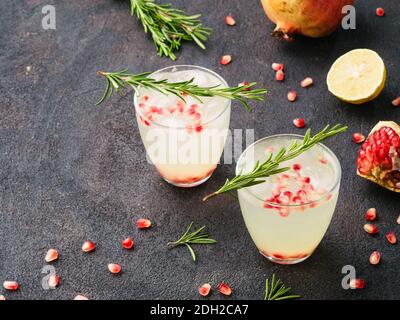 Weiße Sangria mit Rosmarin, Granatapfel und Zitronensaft Stockfoto