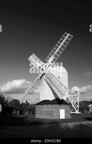 Die Postmühle Upthorpe, eine denkmalgeschützte Postmühle und ein antikes Denkmal, Stanton Village, Suffolk County, England, Großbritannien Stockfoto