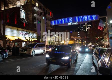 Little Italy Nachbarschaft bei Nacht, Downtown San Diego, CA, (Foto von Casey B. Gibson) Stockfoto