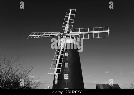 Ansicht der Pakenham Windmühle, eine denkmalgeschützte Turmmühle, Pakenham Dorf, Suffolk Grafschaft, England, Großbritannien Stockfoto