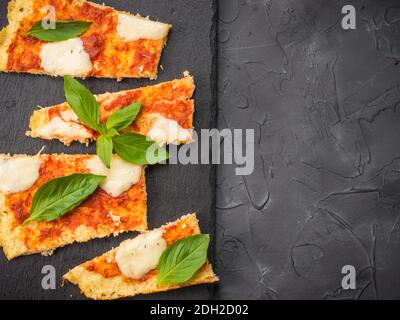 Hausgemachte Blumenkohl Pizza Kruste mit Mozarella Stockfoto
