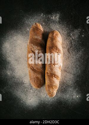 Zwei ganze hausgemachte Buchweizen Brot Brot, Ansicht von oben Stockfoto