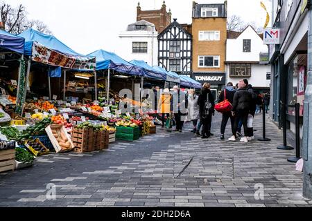 Kingston London, Dezember 09 2020, Gruppe von Menschen Einkaufen für frisches Obst und Gemüse auf EINEM Marktplatz Stockfoto