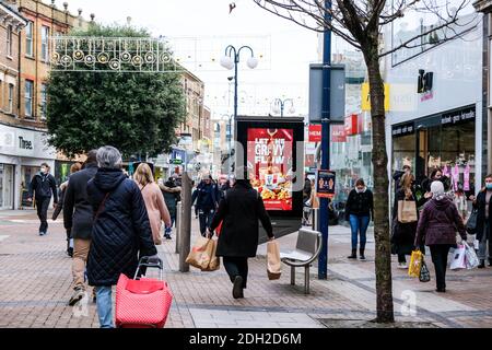 Kingston London, Dezember 09 2020, Massen von Menschen, die entlang EINER High Street Shopping für Weihnachten Stockfoto