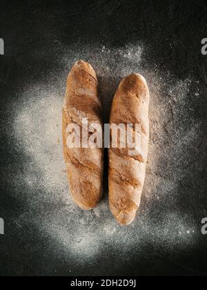 Zwei ganze hausgemachte Buchweizen Brot Brot, Ansicht von oben Stockfoto