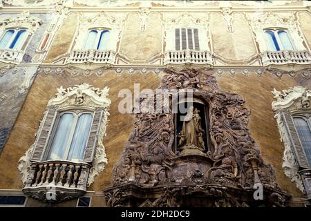 Die Architektur und Details im Palacio del Marques de dos Aquas in der Stadt Valencia in Spanien. Spanien, Valencia, Oktober 2004 Stockfoto