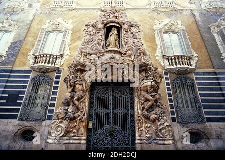 Die Architektur und Details im Palacio del Marques de dos Aquas in der Stadt Valencia in Spanien. Spanien, Valencia, Oktober 2004 Stockfoto