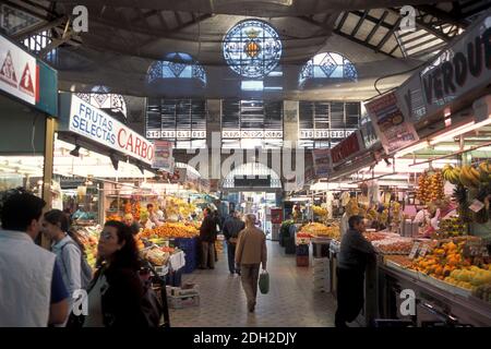 Die Markthalle des Mercat de Colon oder Columbus-Markt in der Stadt Valencia in Spanien. Spanien, Valencia, Oktober 2004 Stockfoto