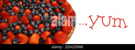 Nahaufnahme von glasierten Erdbeeren und Heidelbeeren auf einer Obsttarte Stockfoto