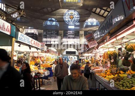 Die Markthalle des Mercat de Colon oder Columbus-Markt in der Stadt Valencia in Spanien. Spanien, Valencia, Oktober 2004 Stockfoto