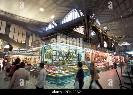 Die Markthalle des Mercat de Colon oder Columbus-Markt in der Stadt Valencia in Spanien. Spanien, Valencia, Oktober 2004 Stockfoto